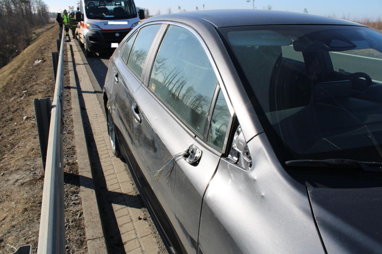 Niebezpieczna sytuacja na ekspresówce w regionie. Kierowca wjechał w pracownika służby drogowej