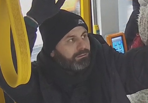 Policjanci szukają tych dwóch pasażerów tramwaju