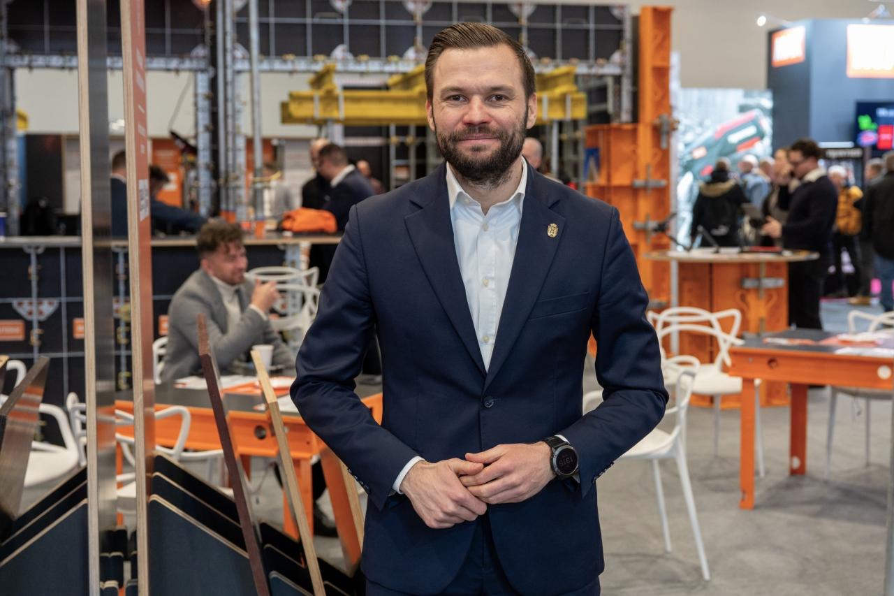 Marcin Gołek z dyplomem Collegium Humanum. Twierdzi, iż po wybuchu afery zniszczył go w niszczarce