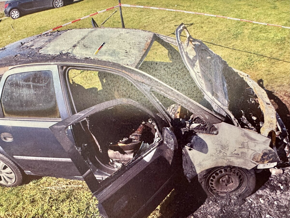 Samochód w ogniu i uszkodzona elewacja bloku w regionie. "Nie był to nieszczęśliwy wypadek"