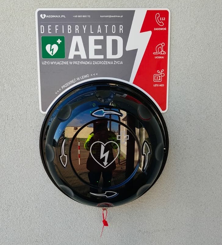 Pierwszy raz użyto nowego defibrylatora AED w podpoznańskich Czapurach. Kobieta nie przeżyła, ale pomoc otrzymała niemal natychmiast