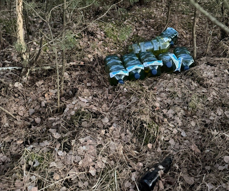 Białorusin wyrzucił 12 plastikowych butelek z paliwem do lasu w regionie. Chciał po nie wrócić
