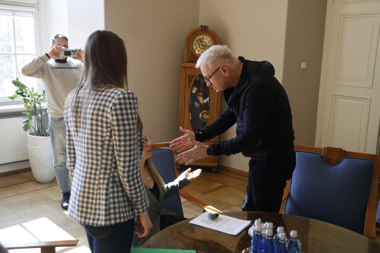 Posłanka przyprowadziła mieszkańców osiedla Maltańskiego do prezydenta Jaśkowiaka. "Nie spojrzał choćby na mieszkańców, patrzył wyłącznie na mnie"