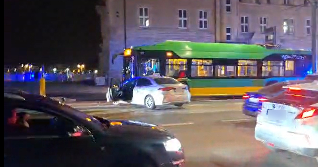 Zderzenie taksówki na aplikację z autobusem w centrum Poznania