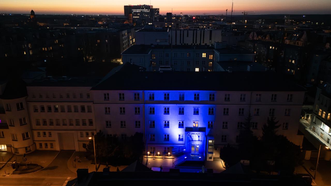 Niebieskie budynki również w Poznaniu. "Dziś stoimy razem w ciszy."