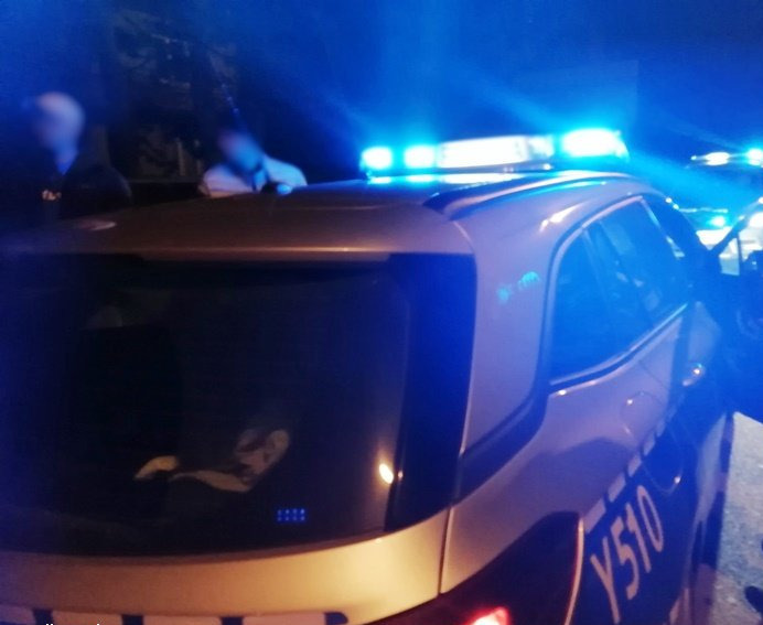 Agresywny mężczyzna demolował mieszkanie. Do policyjnego aresztu nie trafił sam