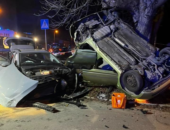 Poważny wypadek w Poznaniu. Jedno z aut dachowało