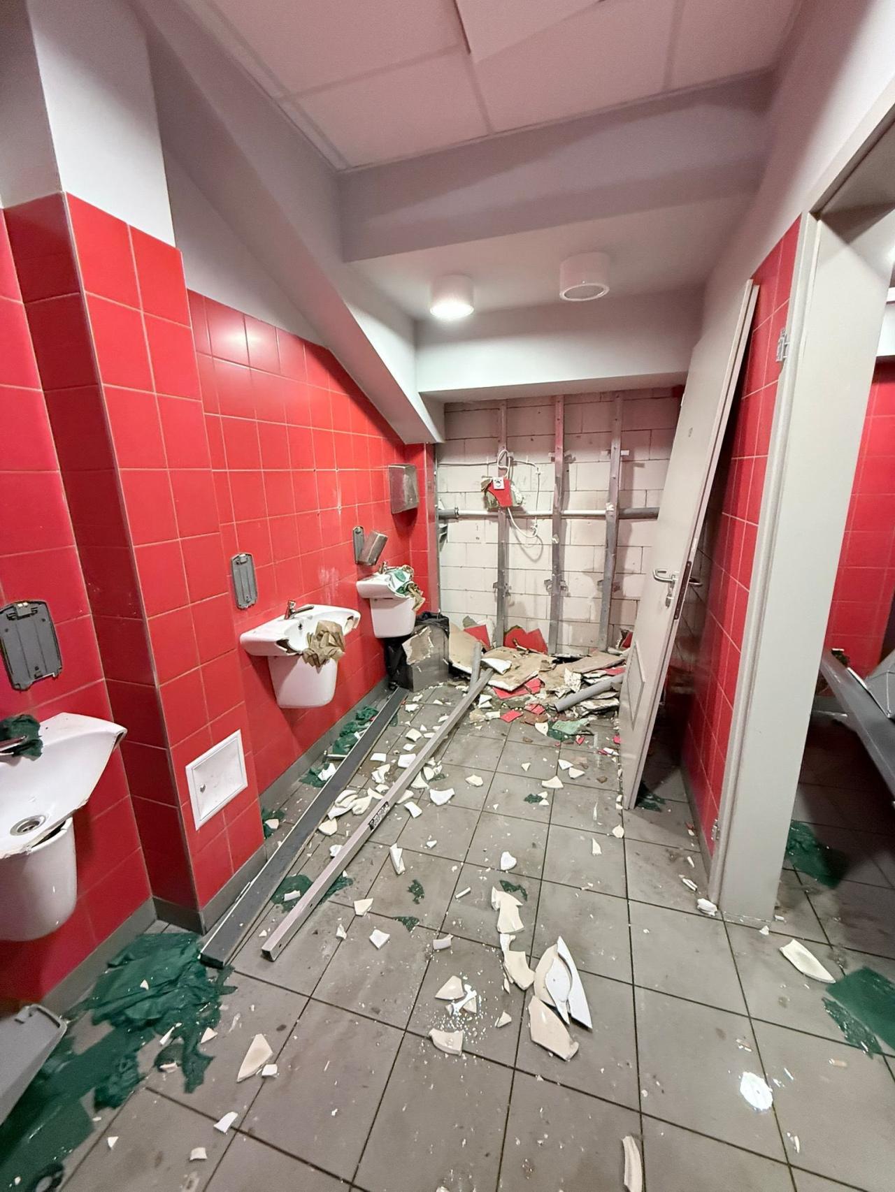 Demolka na stadionie Widzewa w Łodzi po wygranym meczu z Lechem Poznań. Pseudokibice Kolejorza się nie popisali