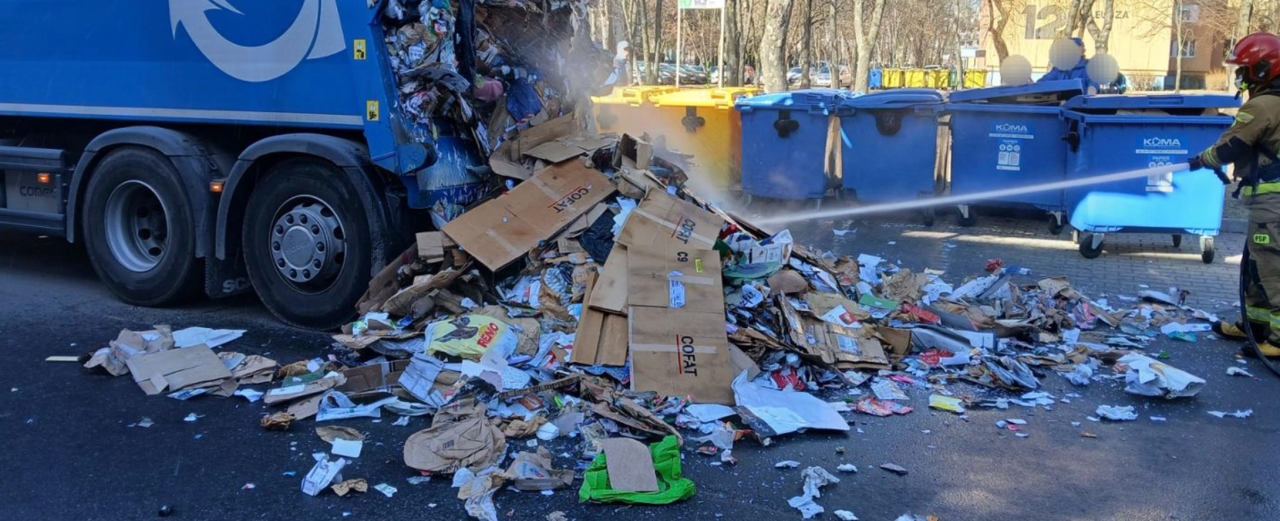 Groźny pożar na poznańskiej ulicy. W śmieciarce zapaliła się bateria wrzucona do odpadów zmieszanych