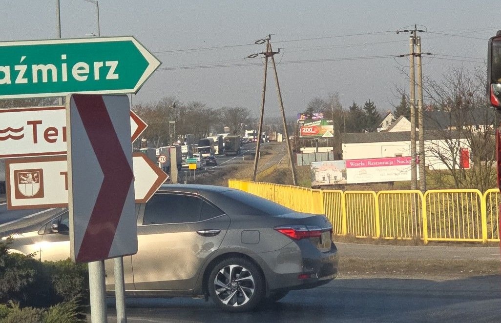 Ogromne korki na "krajówce" przed Poznaniem. Przez prace drogowe