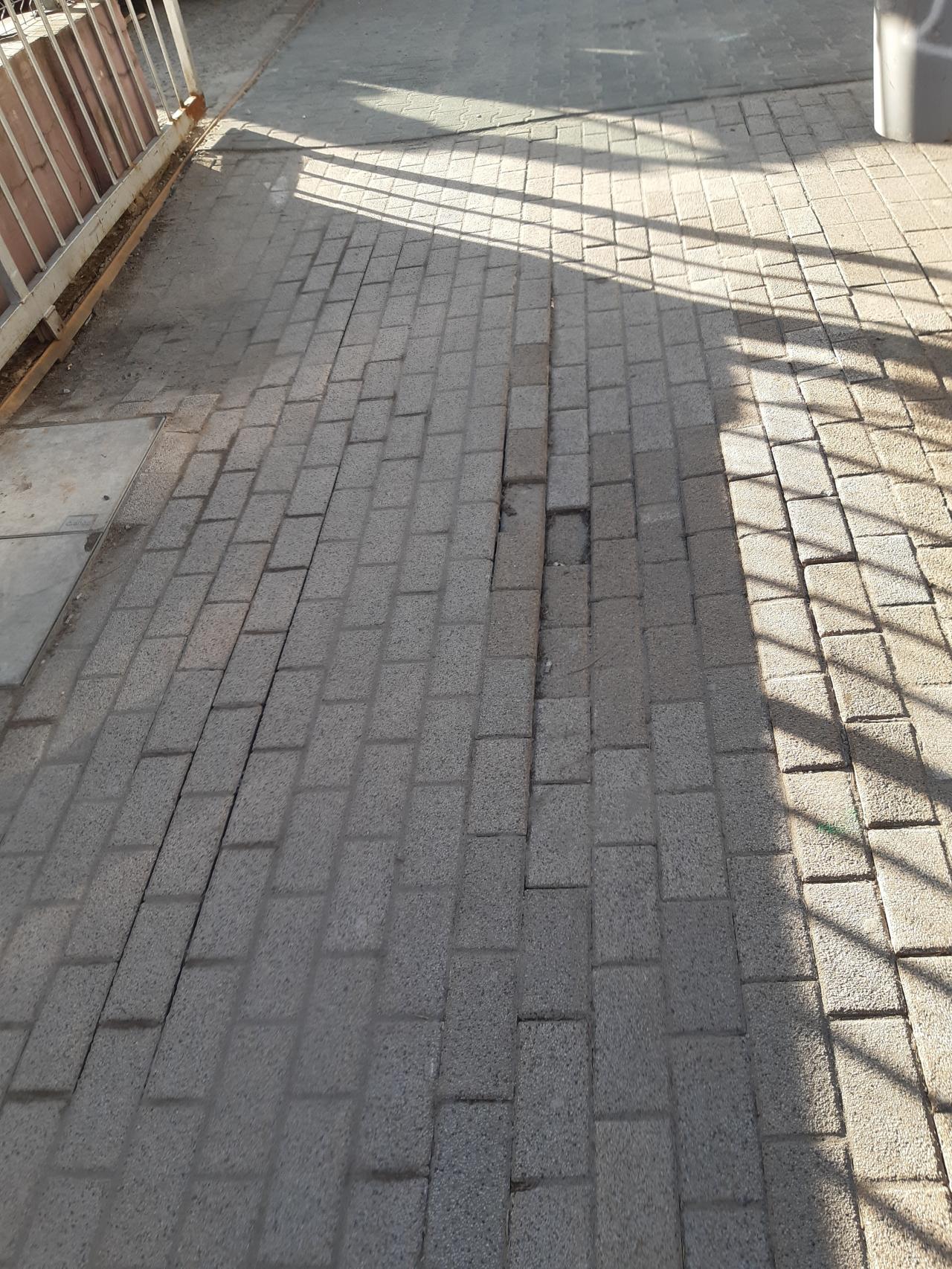 Prowadzili prace na chodniku, odtworzyli go tak, iż się zapada