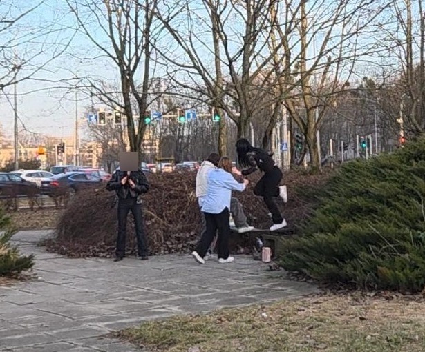 Skandaliczne zachowanie nastolatek na poznańskim skwerze. Sprawą zajmuje się policja