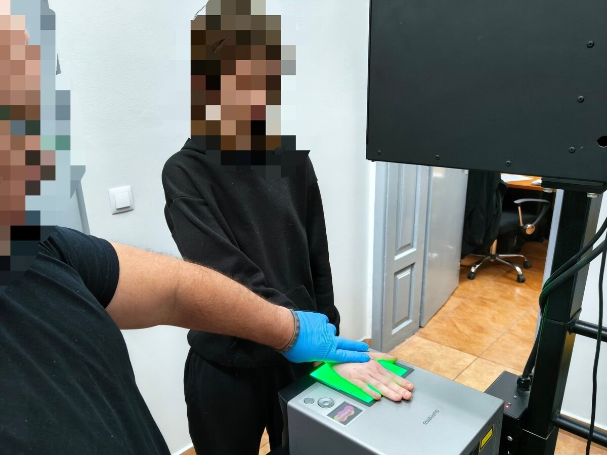 Zostawili 23-latka wymagającego szczególnej troski bez ubrań nocą w lesie. To miał być "challenge"