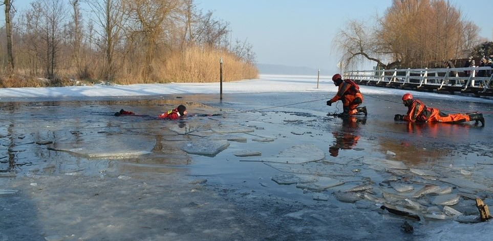 O krok od tragedii na jeziorze w regionie. Pod osobą załamał się lód