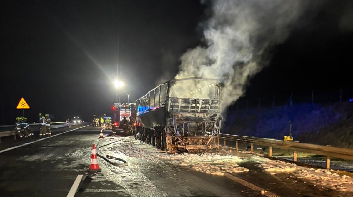 Pożar autokaru na autostradzie. Spłonął doszczętnie!