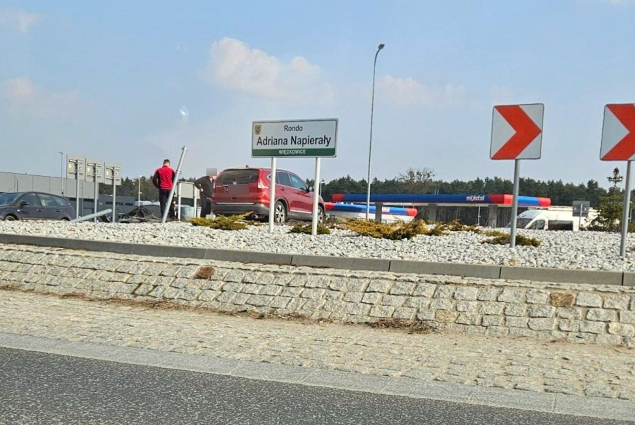 Auto utknęło na środku ronda pod Poznaniem. Kierowca zasłabł za kierownicą