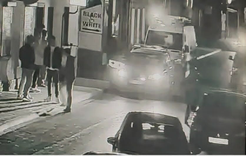 Pijany nastolatek rozpędzony na hulajnodze wjechał wprost pod koła auta. Jest nagranie ku przestrodze