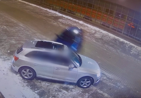 Niebezpieczny drift na parkingu przy galerii w regionie. Kierowca stracił panowanie nad pojazdem i uderzył w auto, w którym znajdowali się pasażerowie