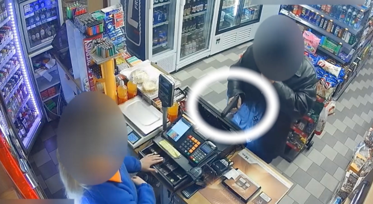 Region. Z pistoletem w ręku wszedł do sklepu, zażądał pieniędzy i uciekł. Został zatrzymany w mniej niż godzinę