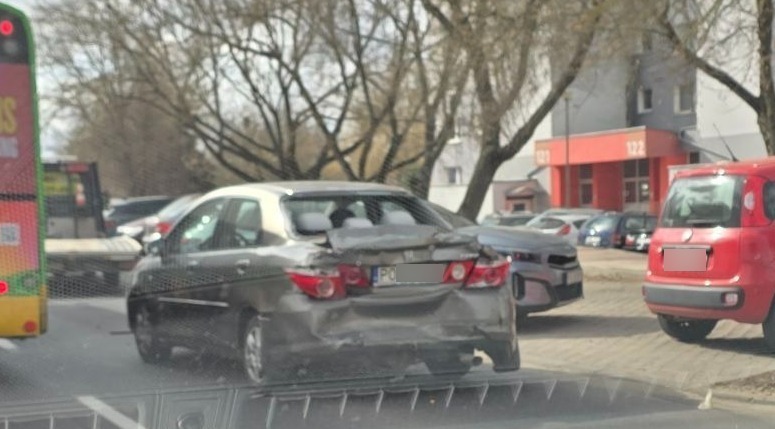 Utrudnienia na Kurlandzkiej po zderzeniu trzech aut