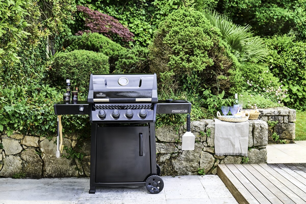 Napoleon Freestyle 425 Pojemność i funkcjonalność. Dzięki bocznej kuchence cały posiłek przygotujesz w ogrodzie