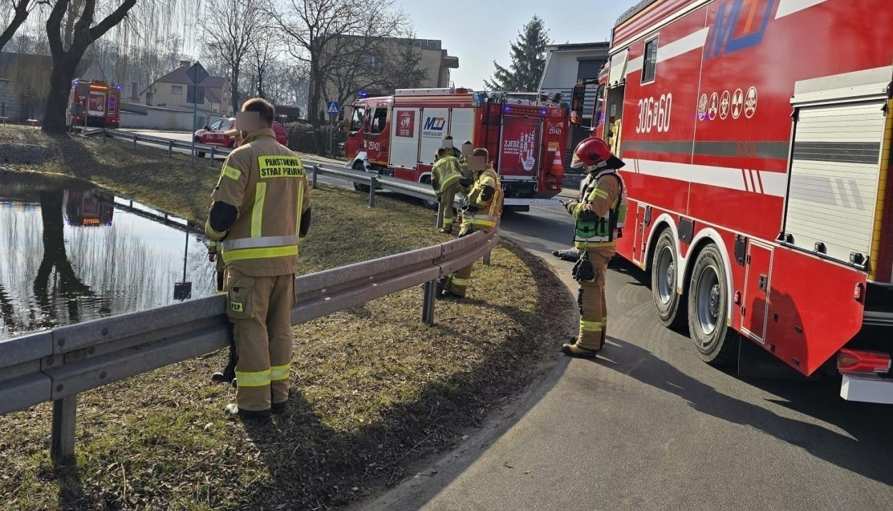 Substancja ropopochodna w stawie pod Poznaniem