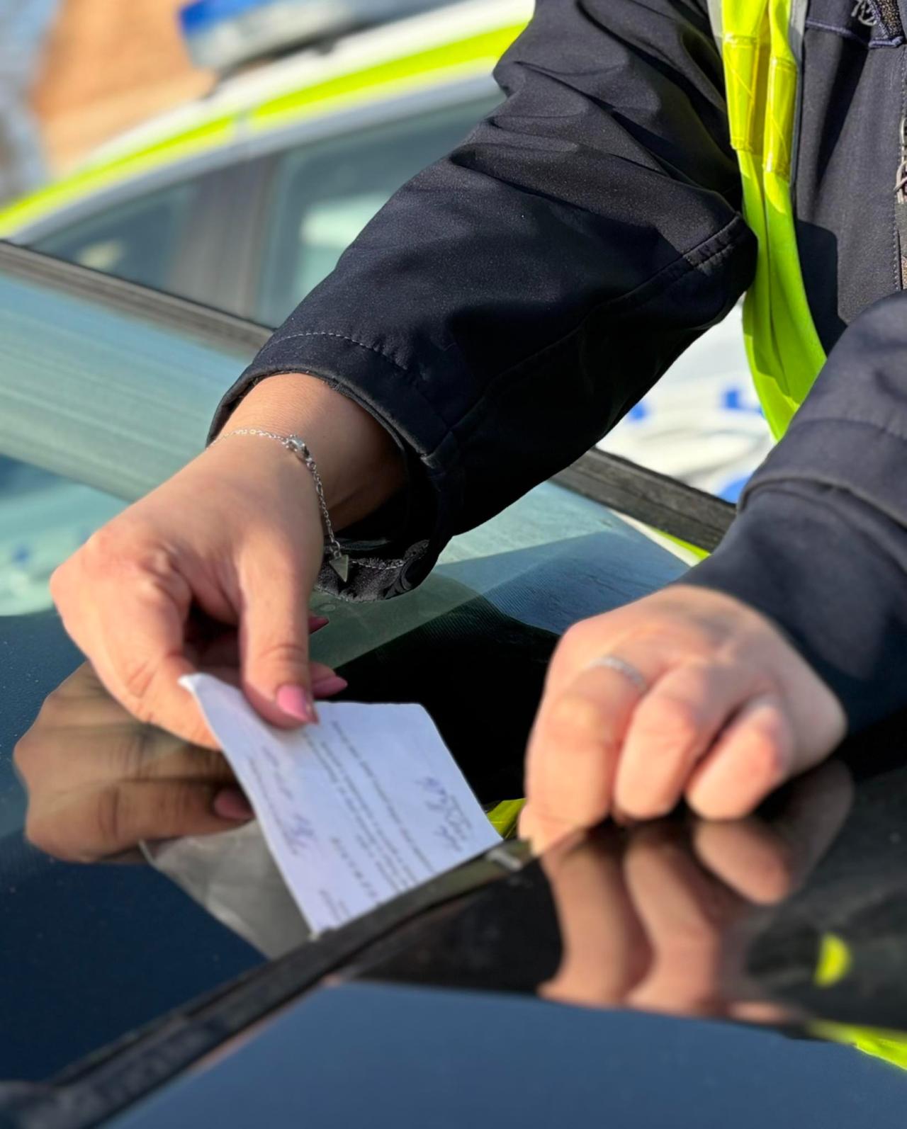 Mieszkańcy Rawicza zgłaszali policji nieprawidłowo zaparkowane samochody. Zaskakujący efekt całodniowych działań