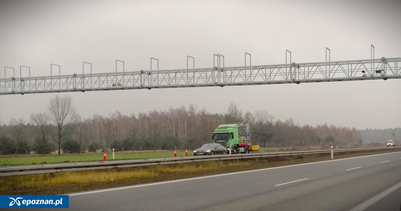 Odsłonięto znaki informujące o odcinkowym pomiarze prędkości na S5 pod Poznaniem