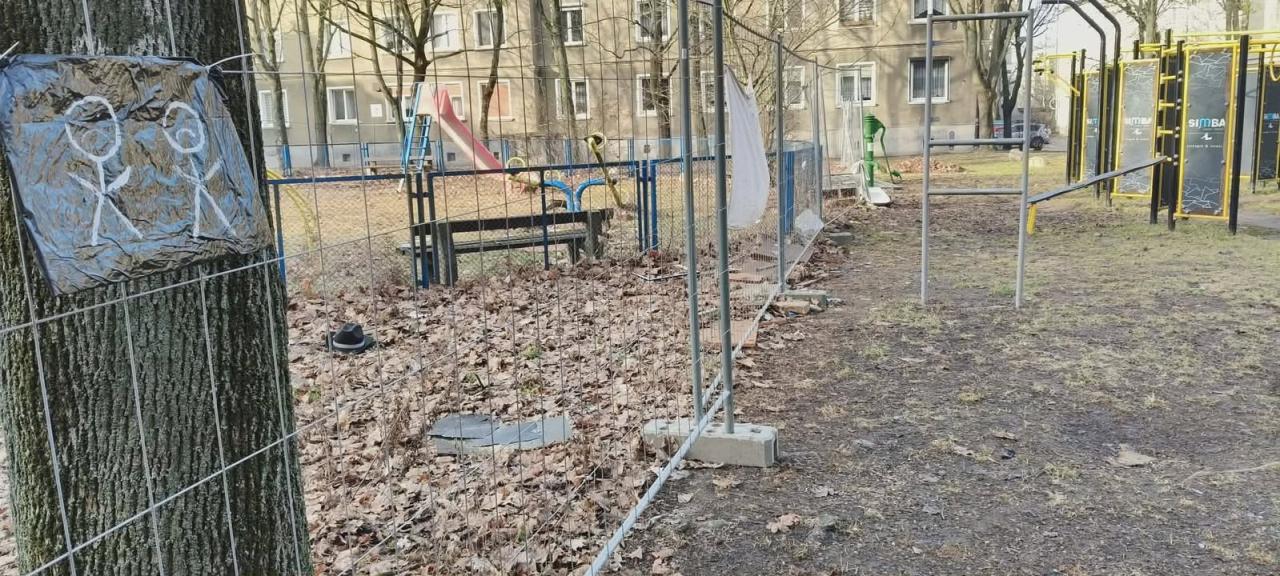 Śmietnisko na ogrodzonym przez właścicieli placu zabaw na Winogradach. Mieszkanka domaga się sprzątania