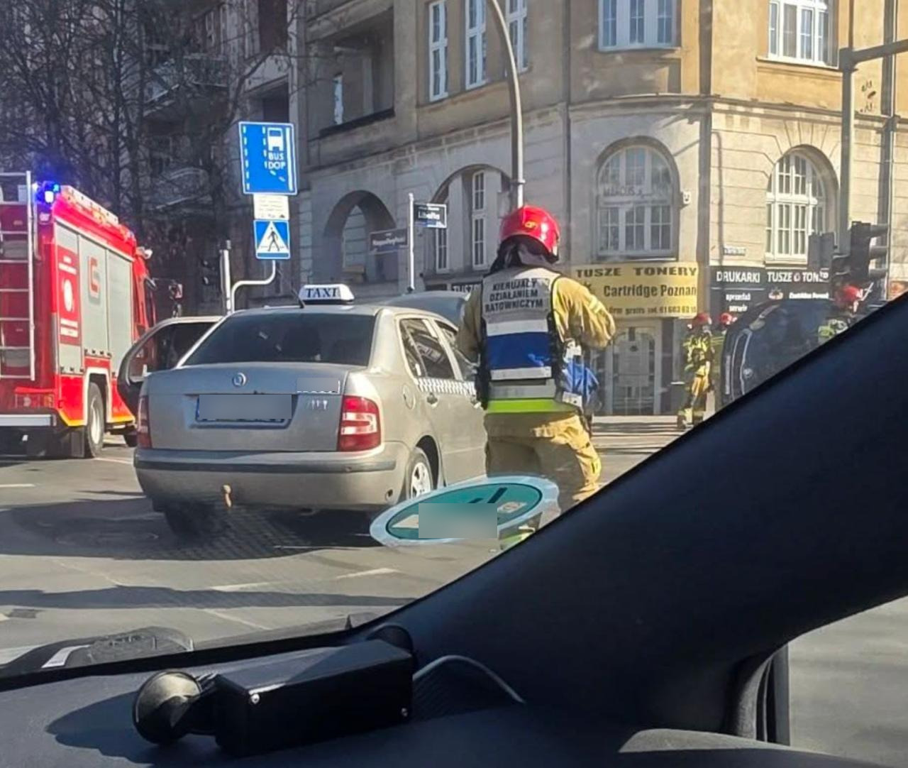 Wypadek na poznańskim skrzyżowaniu. Jeden z samochodów leżał na boku