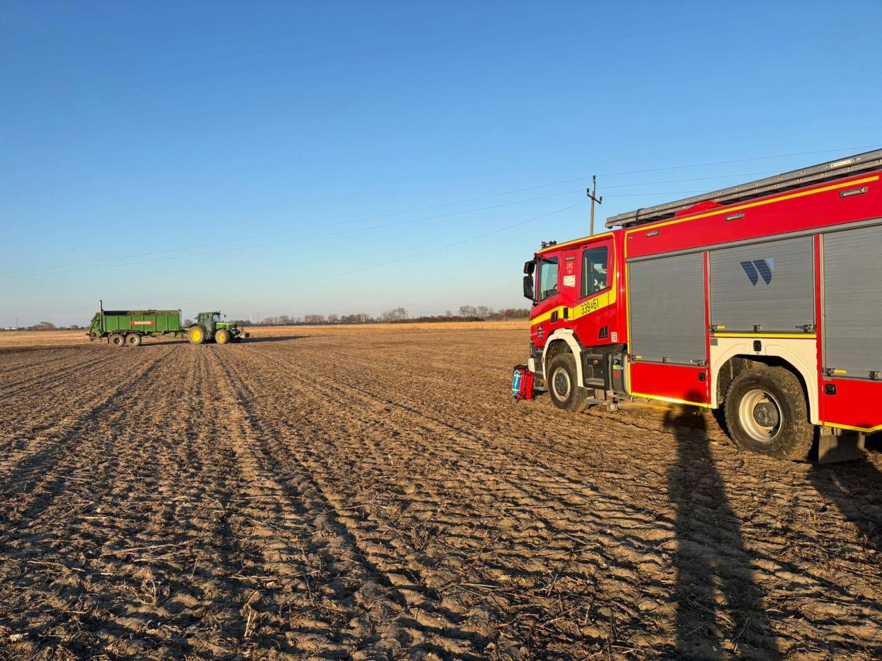 Niebezpieczna sytuacja pod Poznaniem. "Linia energetyczna spadła na ciągnik. Mężczyzna uwięziony w środku"