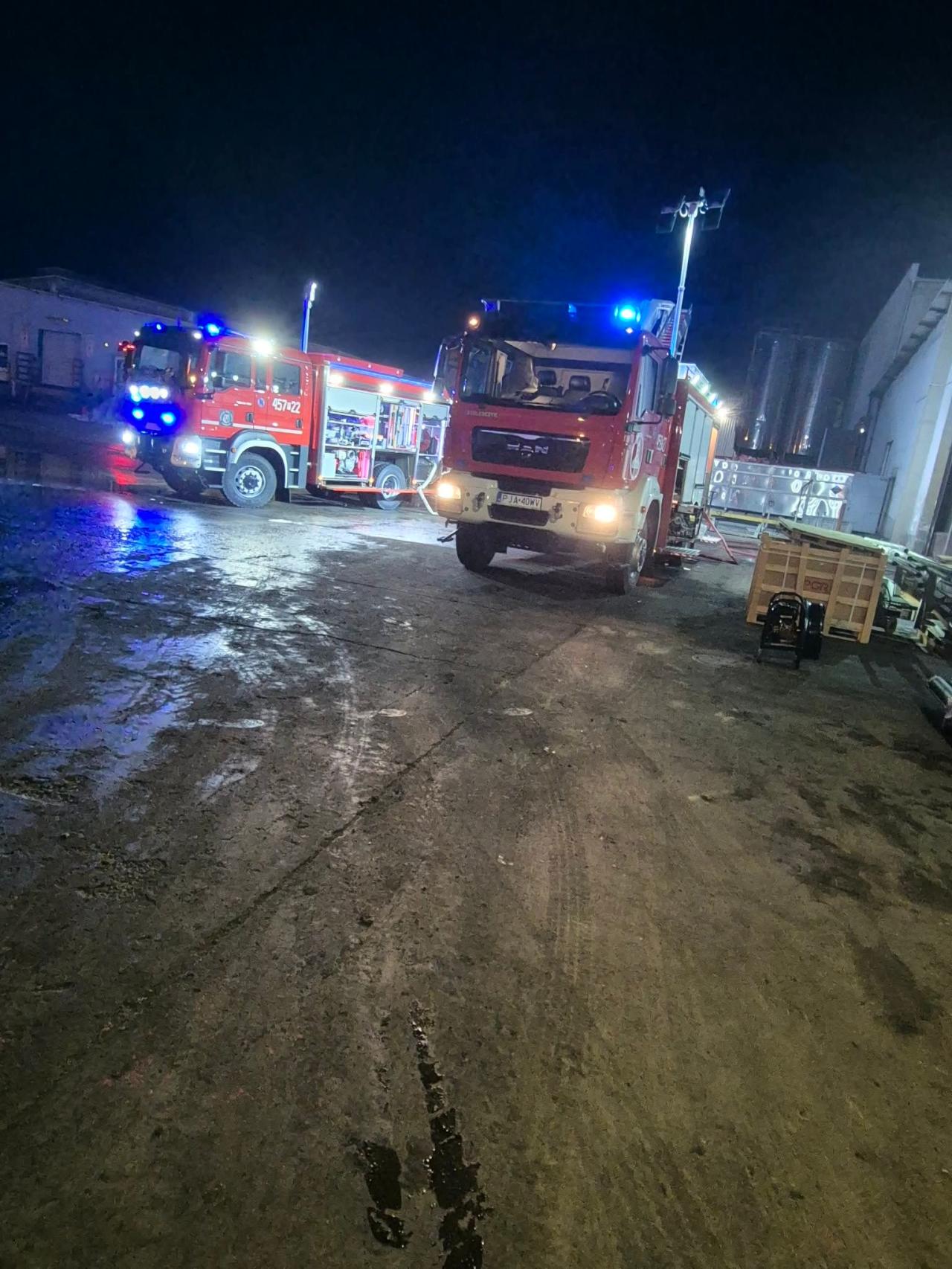 Duży pożar na terenie zakładów mięsnych w regionie. 20 strażackich zastępów w akcji