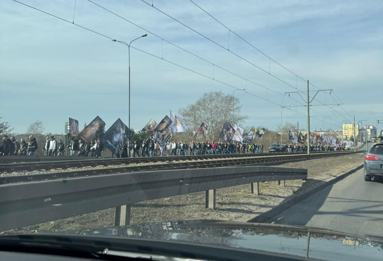 Poranna procesja ulicami miasta. "Dużo osób idzie ze sztandarami"