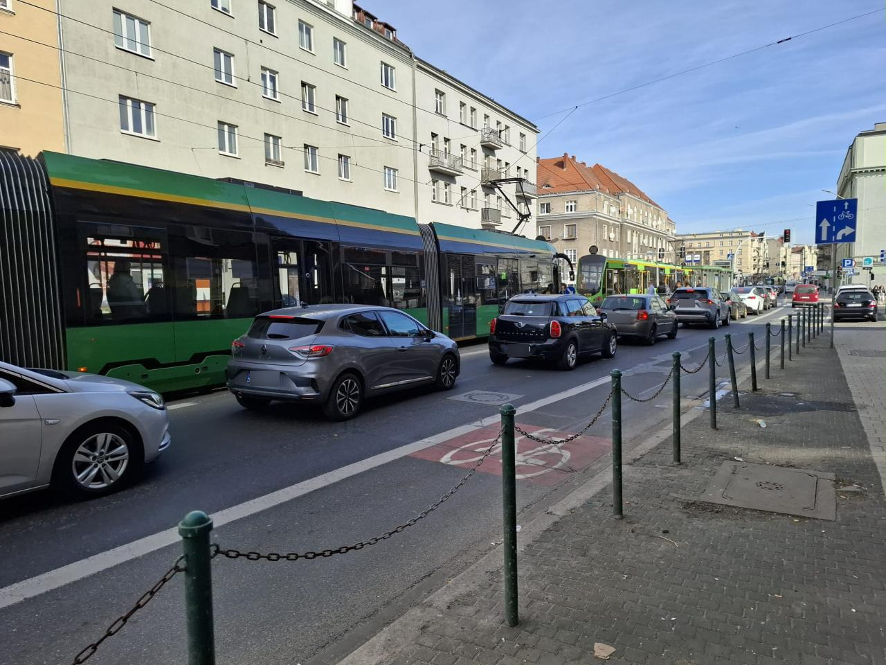 Tramwaje stały przy Parku Wilsona. Zasłabła nastolatka