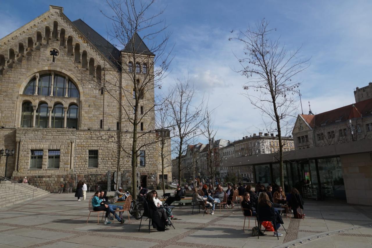 Wiosenne temperatury zachęcają do spacerów. Poznaniacy łapią pierwsze promienie słońca