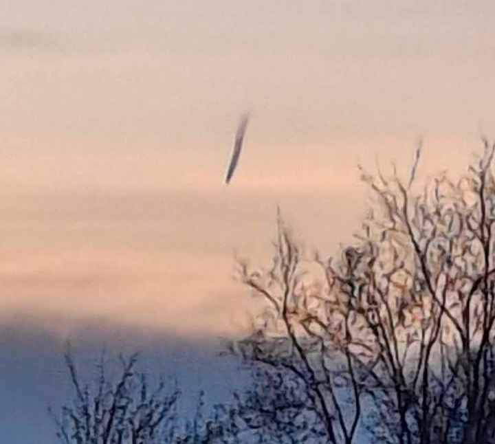 Taki widok na poznańskim niebie zaniepokoił mieszkańców. "Coś chyba spada. Co to może być?"