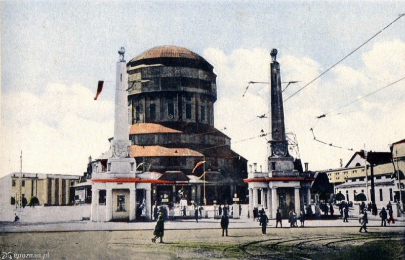 Wejście na teren Targów jeszcze z Wieżą Górnośląską - 1929 rok | fot. Album Powszechnej Wystawy Krajowej