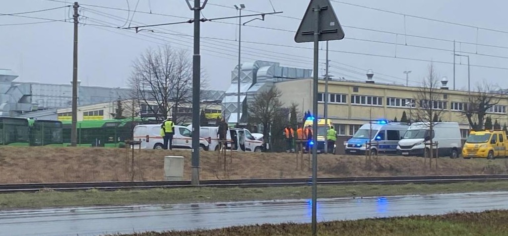 Zderzenie pojazdów technicznych MPK z osobówką. Utrudnienia