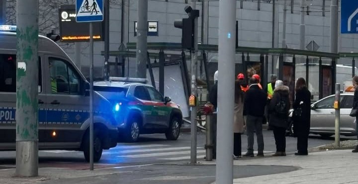 Auto wjechało w przystanek na Bukowskiej. Mamy nowe informacje