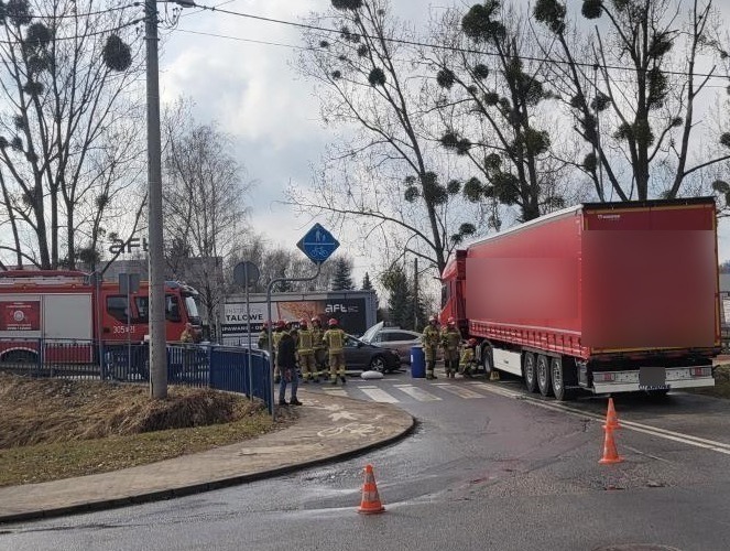 Zderzenie ciężarówki i osobówki na Obornickiej. Gigantyczne korki!