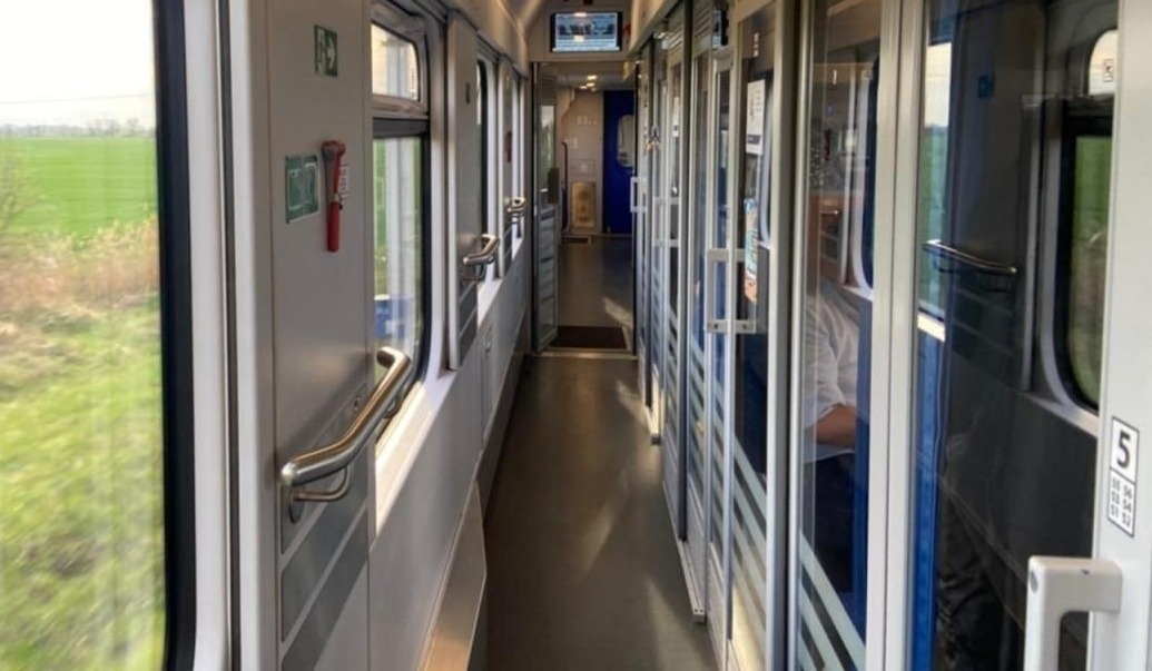 Opublikowała podziękowania konduktorowi, który pomógł jej, gdy wysiadała z pociągu. Siła Internetu nie zawiodła