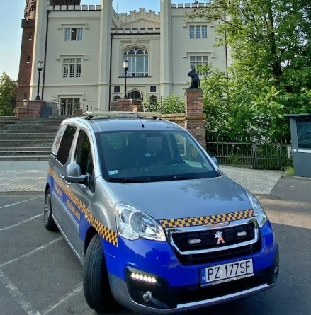 Agresywny mężczyzna chodził z młotkiem i nożem ulicami miasta. Straż miejska ujęła agresora