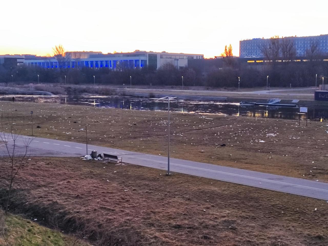 Morze odpadów na łąkach po weekendowym odpoczywaniu nad Wartą. Służby zebrały dwie tony śmieci