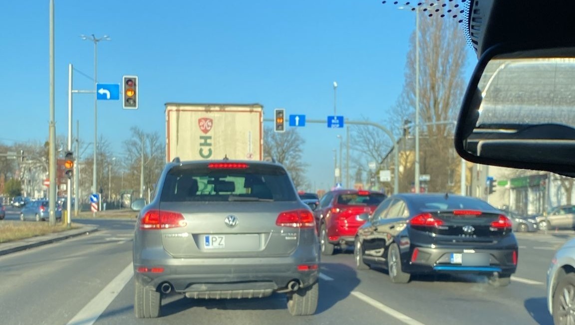 Korek na ważnej trasie przez niedziałające światła