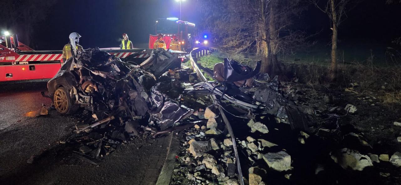 Koszmarny wypadek w regionie. Nie żyje 19-letni kierowca