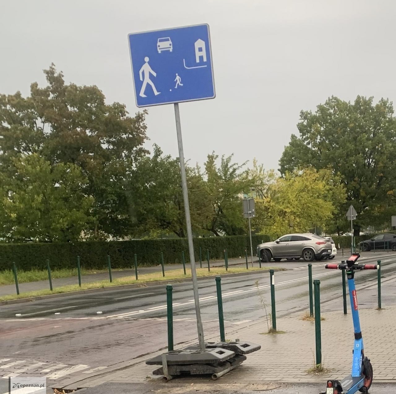 Przechodził przez jezdnię w strefie zamieszkania, został "strąbiony" przez kierowcę. "Mam dość ignorancji z jaką piesi spotykają się w tym miejscu"