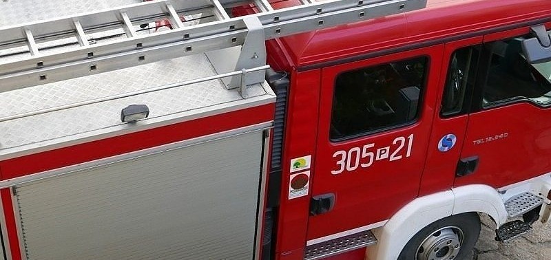 Duży pożar domu pod Poznaniem. Na miejscu 13 zastępów strażaków i dym widoczny z daleka