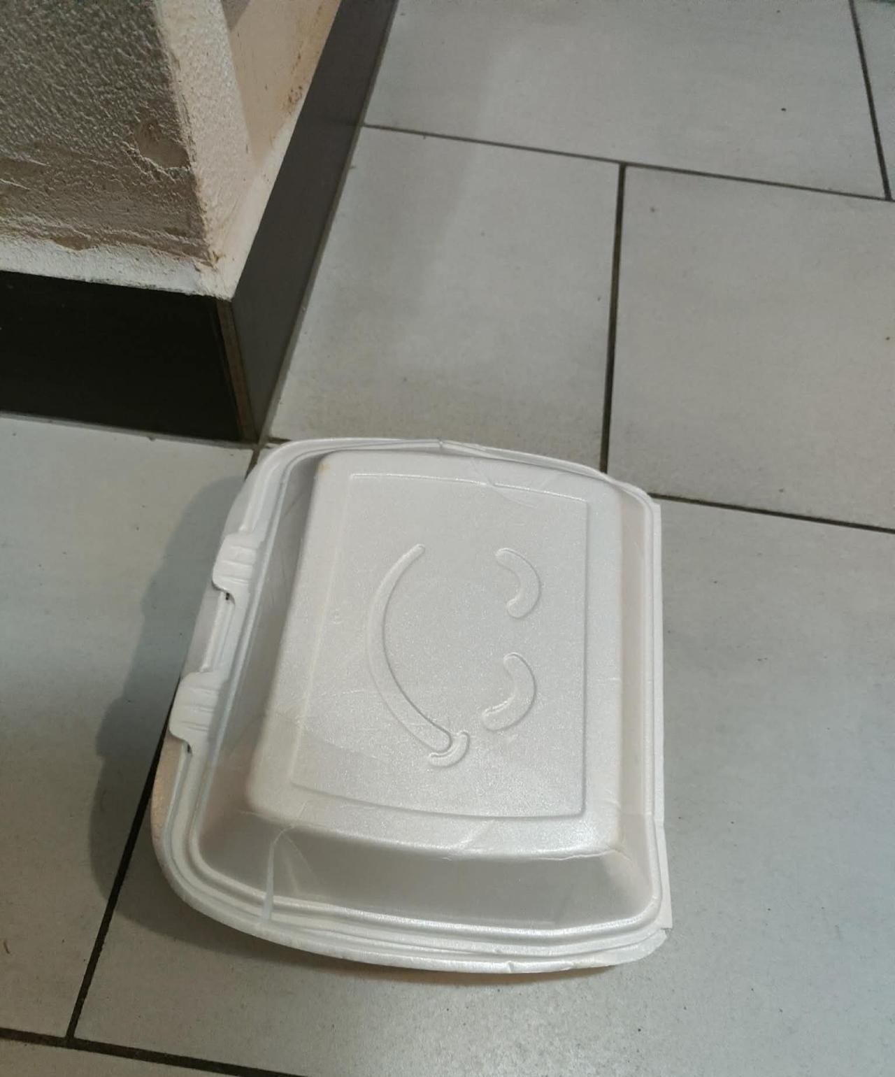 Łazarz: zdenerwowany mieszkaniec opublikował zdjęcie osoby, która kradnie jedzenie z cateringu