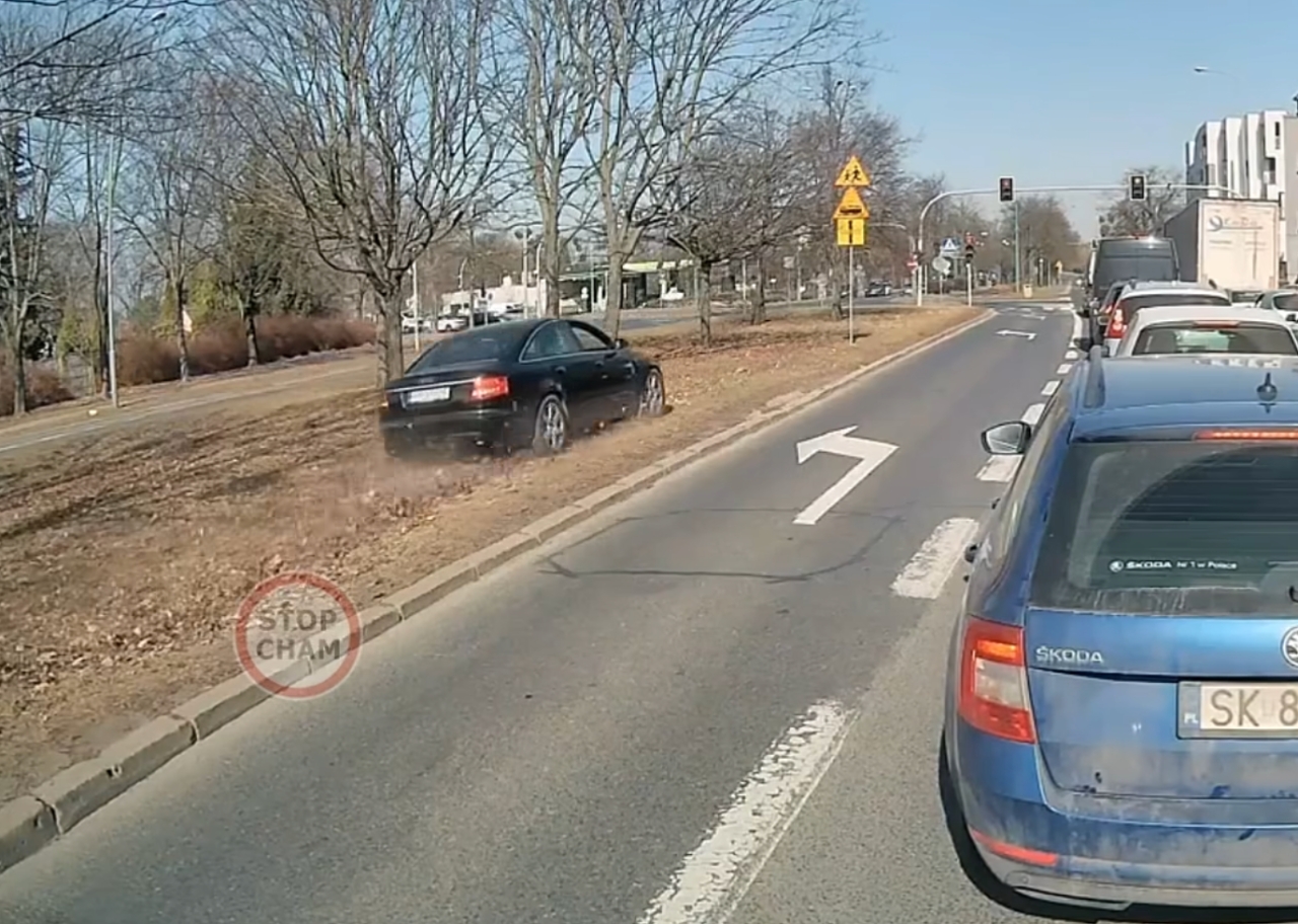 Przez Arciszewskiego po pasie rozdziału. "Kierowca Audi pokazuje, iż brakuje tu jednego pasa"