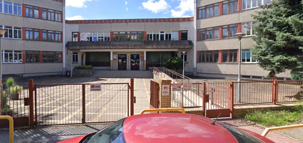 Ewakuacja podstawówki i przedszkola przez alarm bombowy. Informacje o rzekomej bombie dotarły do czterech placówek